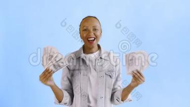 满意的，兴奋的，兴奋的非裔美国妇女，在<strong>蓝色背景</strong>的让夹克上展示<strong>金钱</strong>，说上帝的上帝